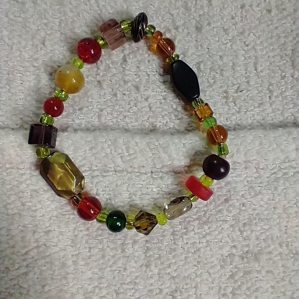 Green red black beaded stretch bracelet